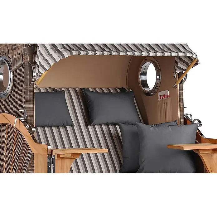 Mr. Deko Strandstuhl Strandkorb Düne Bullauge Teak PE Grey Dessin 545 - 1 Stk., Teakholz. Polyrattan, Rückenlehne verstellbar, PE Grey - Nahaufnahme eines Strandkorbs mit Korpus aus Geflecht, gestreiften Polstern, dunkelgrauen Kissen, Armlehnen und Tischen aus Holz.