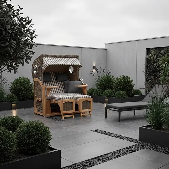 Mr. Deko Strandstuhl Strandkorb Düne Bullauge Teak PE Grey Dessin 545 - 1 Stk., Teakholz. Polyrattan, Rückenlehne verstellbar, PE Grey - Strandkorb aus Korbgeflecht und Holz mit gestreiften Kissen auf einer Außenterrasse mit Pflanzen und Liege.
