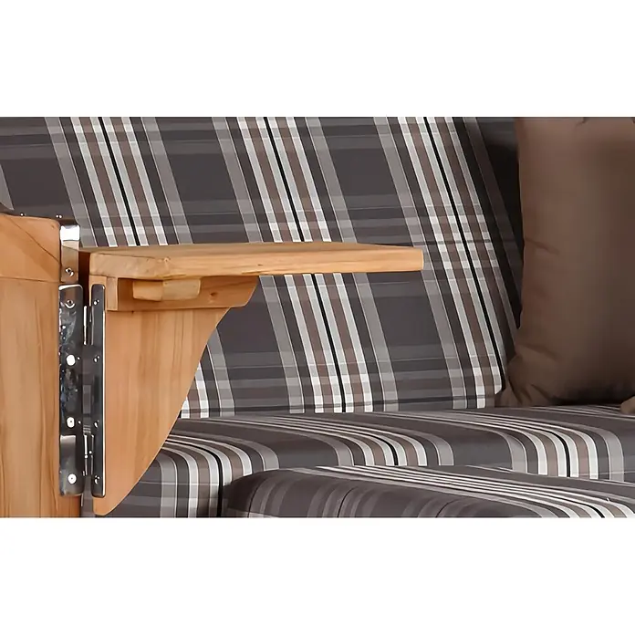 Mr. Deko Strandstuhl Strandkorb Düne Bullauge Teak PE Grey Dessin 522 - 1 Stk., Teakholz. Polyrattan, Rückenlehne verstellbar, PE Grey - Holzarmlehne mit klappbarem Beistelltisch, neben einem braun-weiß karierten Polster.