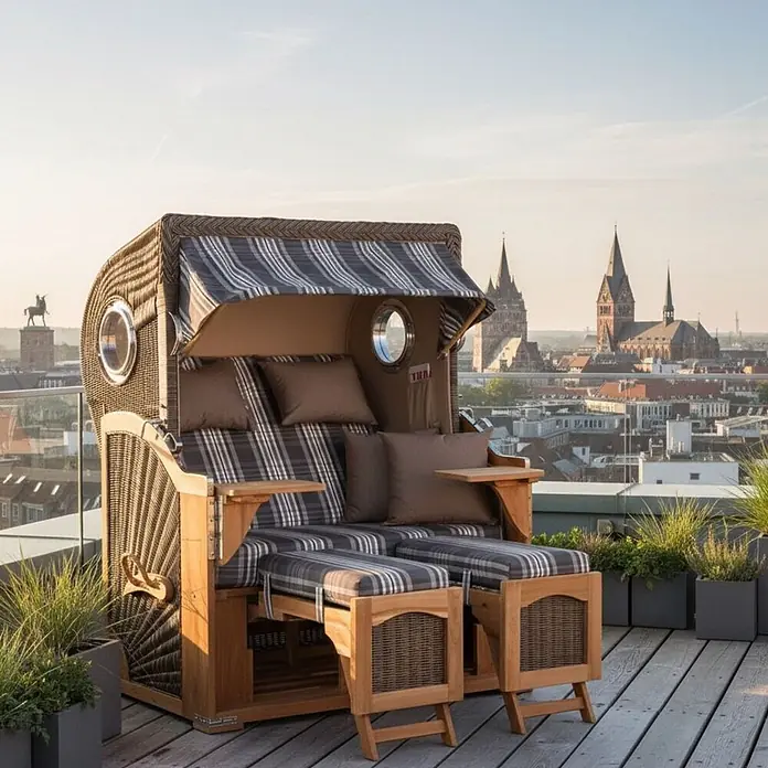 Mr. Deko Strandstuhl Strandkorb Düne Bullauge Teak PE Grey Dessin 522 - 1 Stk., Teakholz. Polyrattan, Rückenlehne verstellbar, PE Grey - Doppel-Strandkorb aus Geflecht und Holz mit gestreiften und karierten Polstern auf einer Dachterrasse mit Stadtblick.