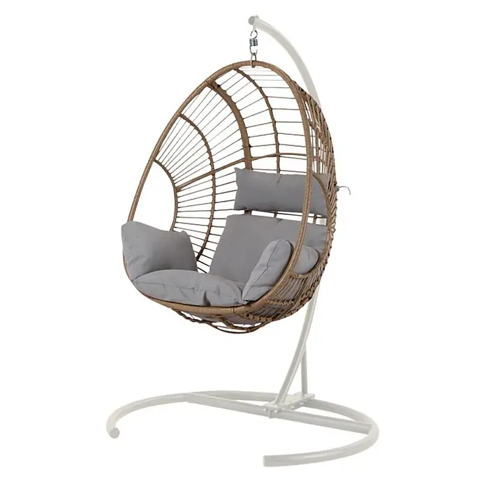 Ebuy24 Hängesessel Arne - Polyester, Natur - Brauner Rattan-Hängekorbsessel mit grauen Kissen auf weißem Gestell.