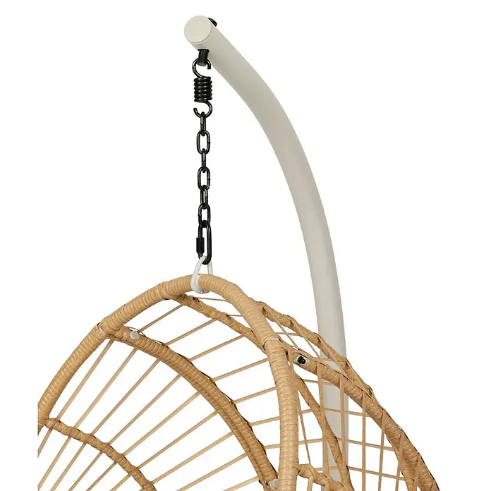 Ebuy24 Hängesessel Arne - Polyester, Natur - Rattan-Optik Hängesessel-Korb, mit schwarzer Kette und Feder an cremefarbenem Metallständer.