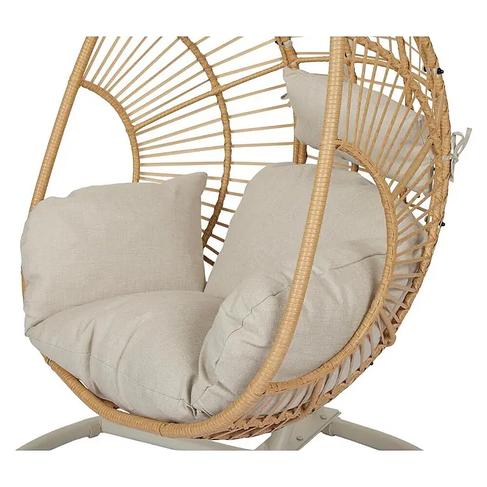 Ebuy24 Hängesessel Arne - Polyester, Natur - Natürlicher Rattan-Hängesessel mit hellbeigen Kissen und hellgrauem Fuß.