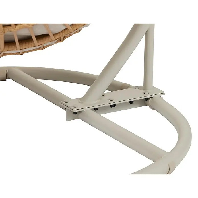 Ebuy24 Hängesessel Arne - Polyester, Natur - Nahaufnahme der cremefarbenen Metallbasis und Stützstruktur eines Stuhls mit verschraubten Verbindungen und Blick auf eine geflochtene Sitzfläche.