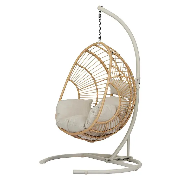 Ebuy24 Hängesessel Arne - Polyester, Natur - Natürlicher Rattan Hängesessel in Ei-Form mit hellbeigen Kissen auf einem robusten hellen Metallgestell.
