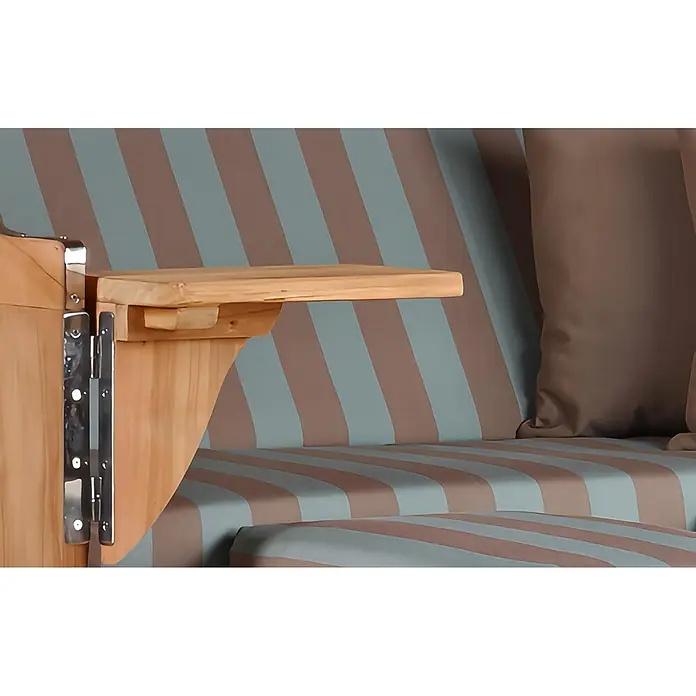 Mr. Deko Strandstuhl Strandkorb Düne Bullauge Teak PE Grey Dessin 520 - 1 Stk., Teakholz. Polyrattan, Rückenlehne verstellbar, PE Grey - Klappbarer Beistelltisch aus hellem Holz an einem gestreiften Stoffstuhl mit braunem Kissen.