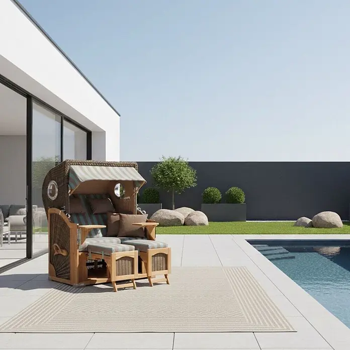 Mr. Deko Strandstuhl Strandkorb Düne Bullauge Teak PE Grey Dessin 520 - 1 Stk., Teakholz. Polyrattan, Rückenlehne verstellbar, PE Grey - Geflochtener Strandkorb aus Korbgeflecht und Holz mit gestreiften Kissen und ausziehbaren Fußstützen auf einer Terrasse am Pool.