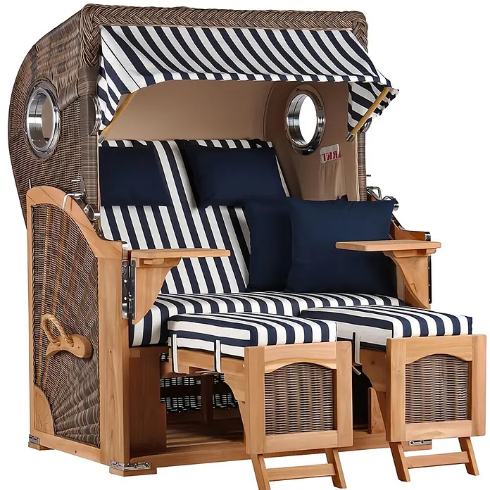 Mr. Deko Strandstuhl Strandkorb Düne Bullauge Teak PE Grey Dessin 518 - 1 Stk., Teakholz. Polyrattan, Rückenlehne verstellbar, PE Grey - Geflochtener Strandkorb aus Holz mit dunkelblauen und weiß gestreiften Polstern, Bullaugen und ausziehbaren Fußteilen.