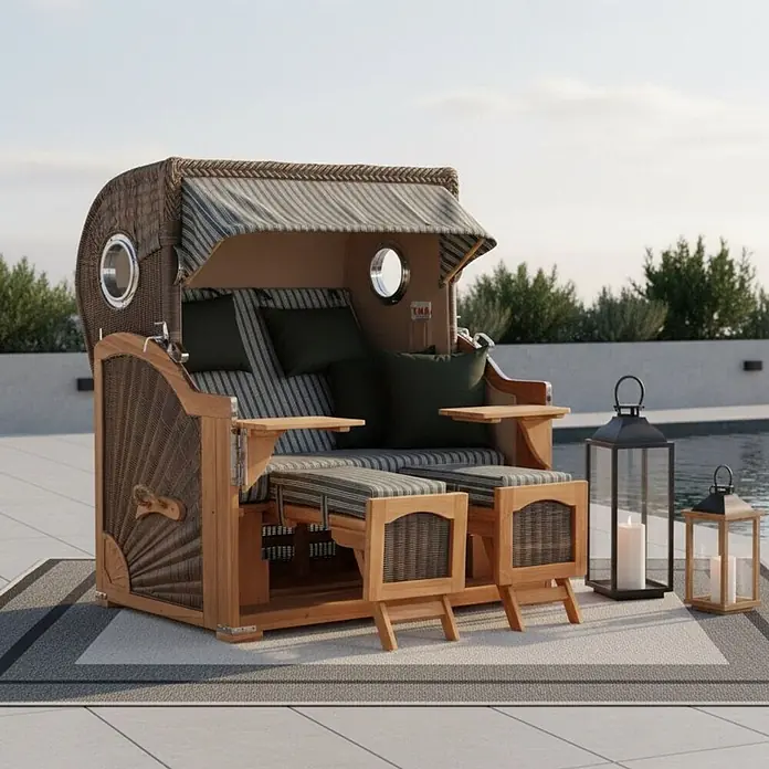 Mr. Deko Strandstuhl Strandkorb Düne Bullauge Teak PE Grey Dessin 504 - 1 Stk., Teakholz. Polyrattan, Rückenlehne verstellbar, PE Grey - Zweisitziger Strandkorb aus Korbgeflecht und Holz mit gestreiften Kissen, dunkelgrünen Polstern, Fußstützen und Beistelltischen am Pool mit Laternen.