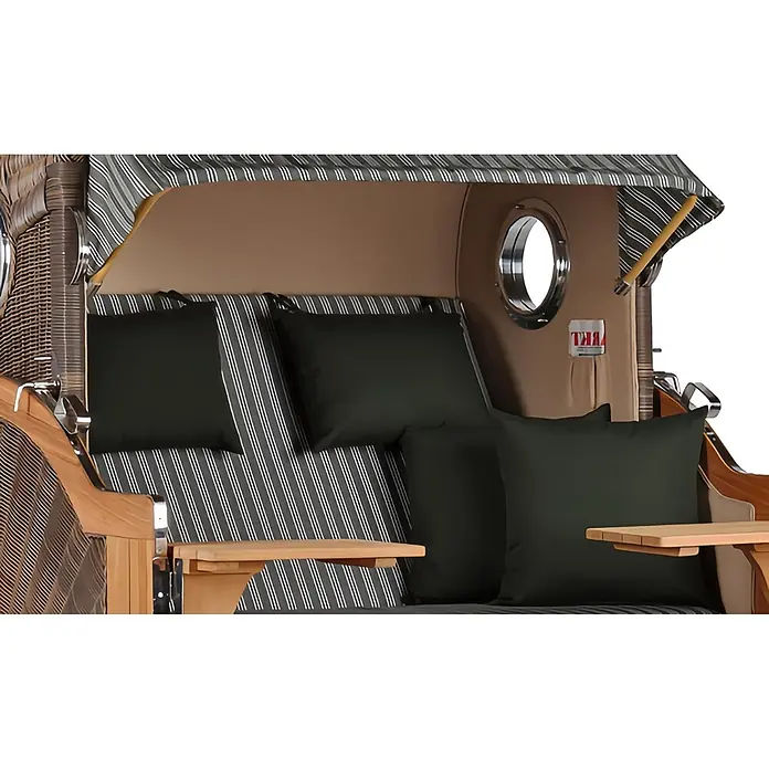 Mr. Deko Strandstuhl Strandkorb Düne Bullauge Teak PE Grey Dessin 504 - 1 Stk., Teakholz. Polyrattan, Rückenlehne verstellbar, PE Grey - Ein klassischer Strandkorb mit dunklem Korbgeflecht, gestreiftem grau-weißem Stoff, dunkelgrünen Kissen, Holztischen und Metall-Bullaugen.