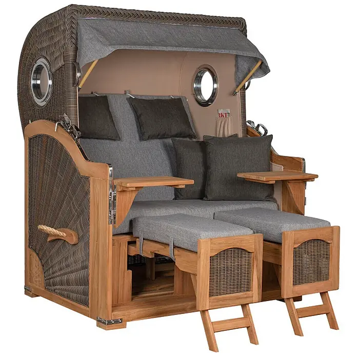Mr. Deko Strandstuhl Strandkorb Düne Bullauge Teak PE Grey Dessin 570 - 1 Stk., Teakholz. Polyrattan, Rückenlehne verstellbar, PE Grey - Zweisitziger Strandkorb aus geflochtenem Rattan und hellem Holz, mit grauen Polstern, Markise, ausziehbaren Fußteilen und Beistelltischen.