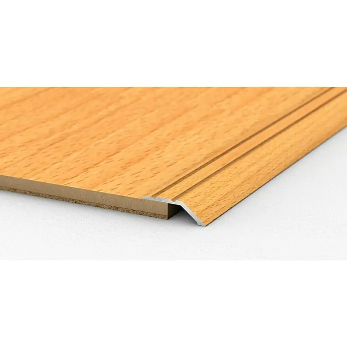 LOGOCLIC Abschlussprofil 146 - Buche, 0,9 m x 32 mm, Montageart: Kleben - Nahaufnahme einer Holztreppenkante mit silbernem Profil, die einen sauberen Übergang und Schutz für die Treppenstufen bietet.