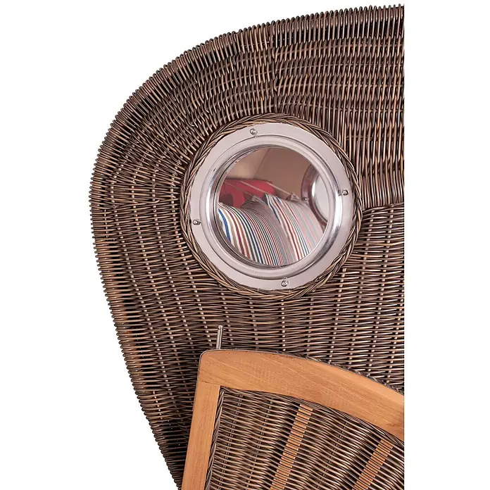 Mr. Deko Strandstuhl Strandkorb Düne Bullauge Teak PE Grey Dessin 585 - 1 Stk., Teakholz. Polyrattan, Rückenlehne verstellbar, PE Grey - Rückenlehne eines braunen Korbstuhls mit integriertem Rundspiegel, der gestreifte Kissen reflektiert, und Holzarmlehne.