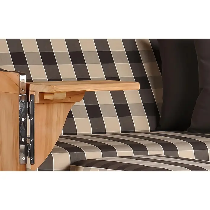 Mr. Deko Strandstuhl Strandkorb Düne Bullauge Teak PE Grey Dessin 505 - 1 Stk., Teakholz. Polyrattan, Rückenlehne verstellbar, PE Grey - Klappbarer Beistelltisch aus Naturholz mit Metallscharnieren an einem gestreiften Outdoor-Stuhl.