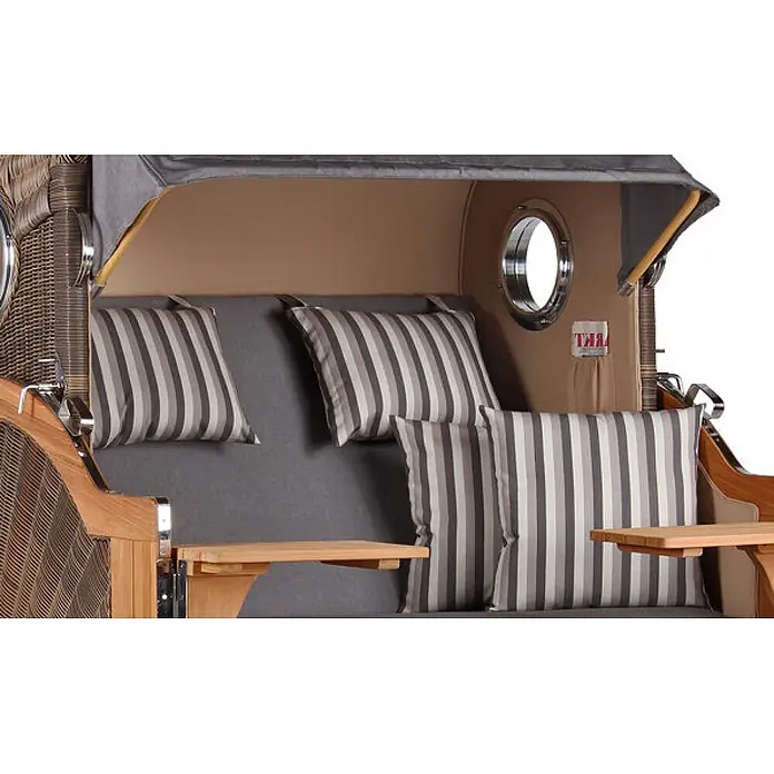 Mr. Deko Strandstuhl Strandkorb Düne Bullauge Teak PE Grey Dessin 544 - 1 Stk., Teakholz. Polyrattan, Rückenlehne verstellbar, PE Grey - Strandkorb-Innenansicht mit gestreiften Kissen, Holztischen und einem Chrom-Bullauge.