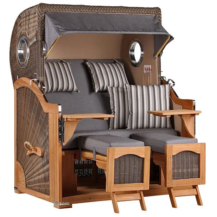 Mr. Deko Strandstuhl Strandkorb Düne Bullauge Teak PE Grey Dessin 544 - 1 Stk., Teakholz. Polyrattan, Rückenlehne verstellbar, PE Grey - Zweisitzer Strandkorb aus geflochtenem Korb und Holz, mit grauen Polstern, gestreiften Kissen, verstellbaren Fußstützen, Beistelltischen und Bullaugen.