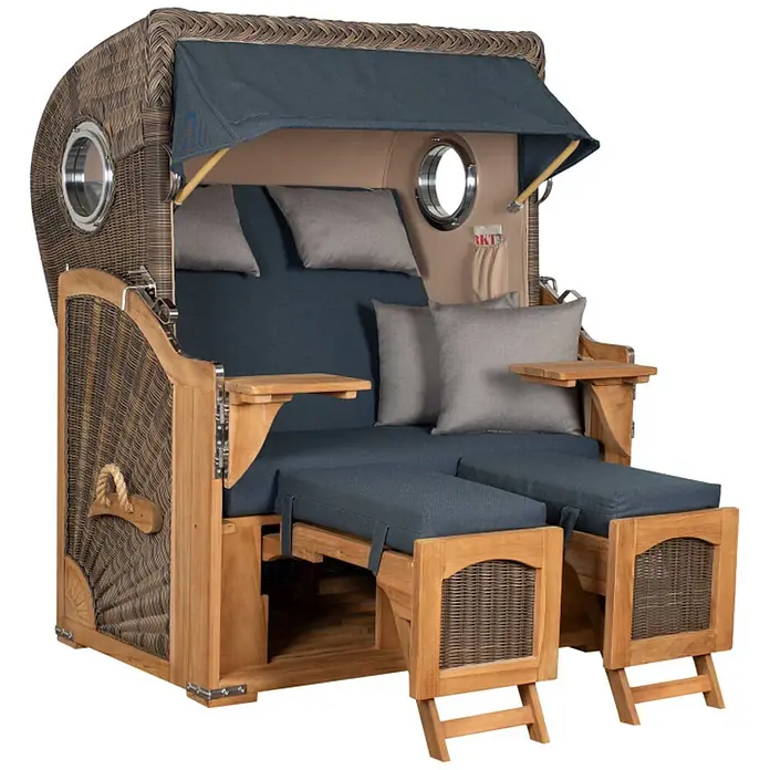 Mr. Deko Strandstuhl Strandkorb Düne Bullauge Teak PE Grey Dessin 593 - 1 Stk., Teakholz. Polyrattan, Rückenlehne verstellbar, PE Grey - Ein klassischer Strandkorb aus dunklem Korbgeflecht und hellem Holz, mit blauen Polstern, verstellbarer blauer Haube, Bullaugen und ausziehbaren Fußteilen.