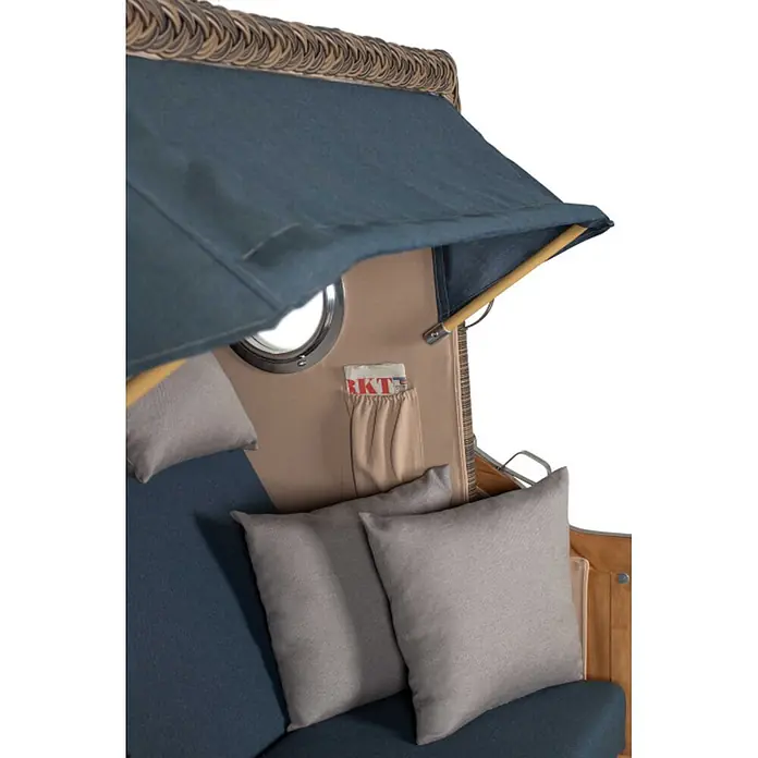 Mr. Deko Strandstuhl Strandkorb Düne Bullauge Teak PE Grey Dessin 593 - 1 Stk., Teakholz. Polyrattan, Rückenlehne verstellbar, PE Grey - Nahaufnahme eines blau-beigen Strandkorbs mit geflochtenem Rand, grauen Kissen, Bullauge und Seitentasche.