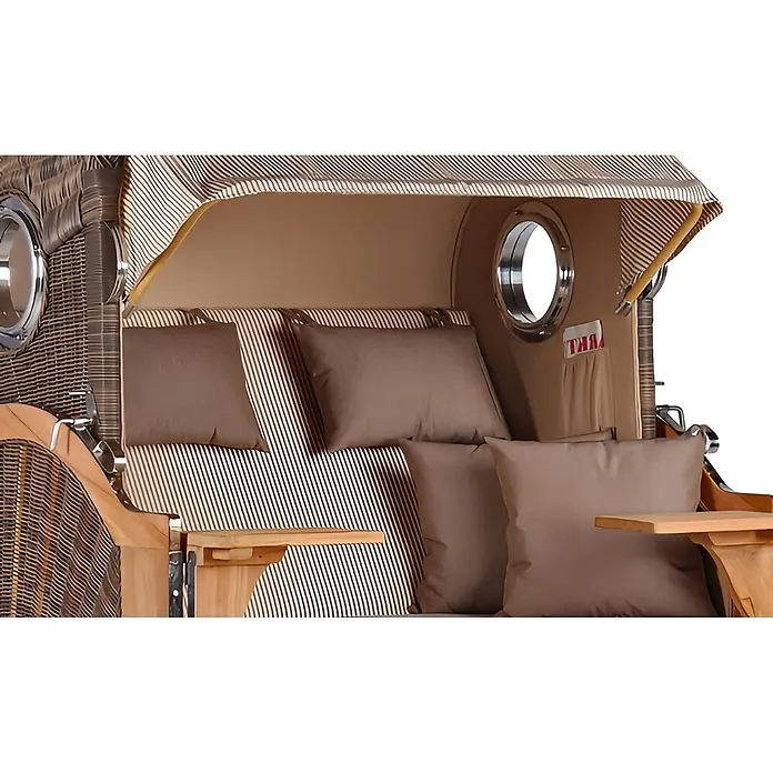 Mr. Deko Strandstuhl Strandkorb Düne Bullauge Teak PE Grey Dessin 510 - 1 Stk., Teakholz. Polyrattan, Rückenlehne verstellbar, PE Grey - Innenansicht eines Strandkorbs mit gestreifter Polsterung, braunen Kissen, Holzakzenten und metallenen Bullaugen.
