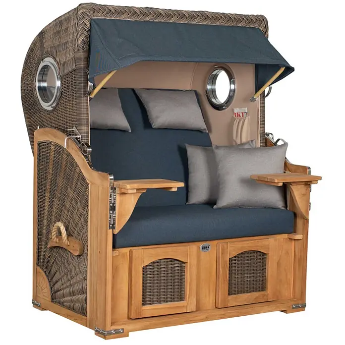 Mr. Deko Strandstuhl Strandkorb Düne Bullauge Teak PE Grey Dessin 593 - 1 Stk., Teakholz. Polyrattan, Rückenlehne verstellbar, PE Grey - Strandkorb aus Korbgeflecht und Holz mit dunkelblauen Polstern, grauen Kissen und Beistelltischen. Mit Bullaugen und geflochtenen Details.