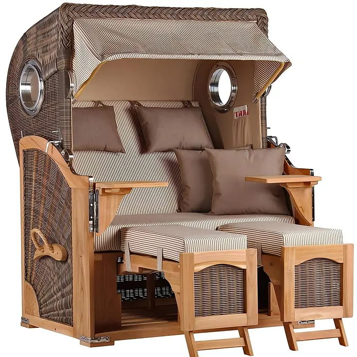 Mr. Deko Strandstuhl Strandkorb Düne Bullauge Teak PE Grey Dessin 510 - 1 Stk., Teakholz. Polyrattan, Rückenlehne verstellbar, PE Grey - Zweisitzer Strandkorb aus braunem Korbgeflecht und hellem Holz, mit gestreiften und braunen Kissen, Seitenablagen, ausziehbaren Fußstützen und Bullaugen.