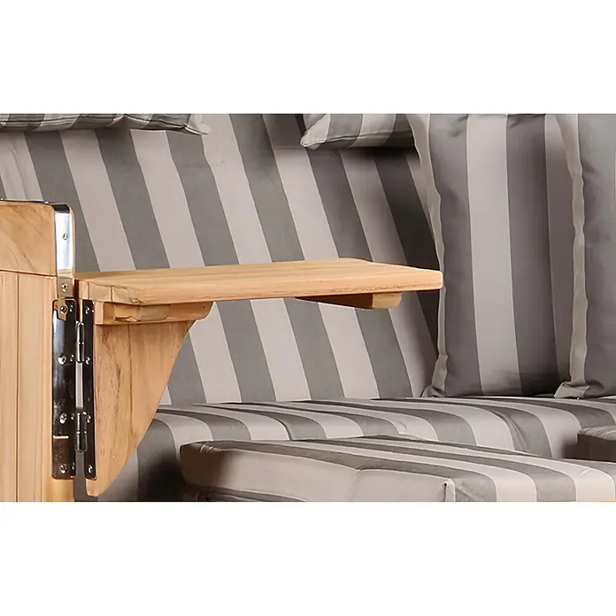 Mr. Deko Strandstuhl Strandkorb Düne Bullauge Teak PE Grey Dessin 537 - 1 Stk., Teakholz. Polyrattan, Rückenlehne verstellbar, PE Grey - Ausklappbarer Beistelltisch aus Holz mit Metallscharnieren, befestigt an gestreiften Outdoor-Möbeln.
