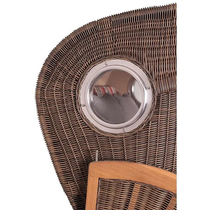 Mr. Deko Strandstuhl Strandkorb Düne Bullauge Teak PE Grey Dessin 584 - 1 Stk., Teakholz. Polyrattan, Rückenlehne verstellbar, PE Grey - Nahaufnahme einer braunen Korbstuhllehne mit kreisförmigem, bullaugenartigem Spiegel, der graue und gestreifte Kissen und eine Holzarmlehne reflektiert.