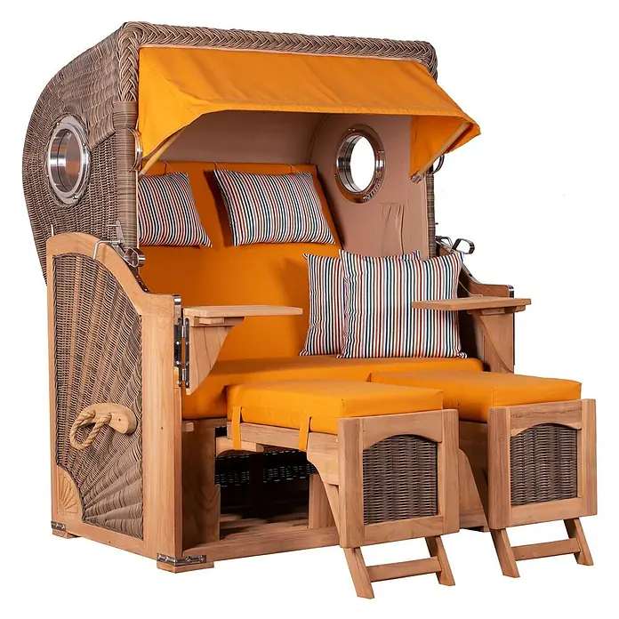 Mr. Deko Strandstuhl Strandkorb Düne Bullauge Teak PE Grey Dessin 586 - 1 Stk., Teakholz. Polyrattan, Rückenlehne verstellbar, PE Grey - Strandkorb aus Korbgeflecht mit orangefarbenen Polstern, gestreiften Kissen und ausziehbaren Fußteilen.