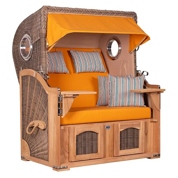 Mr. Deko Strandstuhl Strandkorb Düne Bullauge Teak PE Grey Dessin 586 - 1 Stk., Teakholz. Polyrattan, Rückenlehne verstellbar, PE Grey - Strandkorb aus Korbgeflecht und Holz mit gelben Polstern, gestreiften Kissen, Bullaugenfenstern und Beistelltischen.