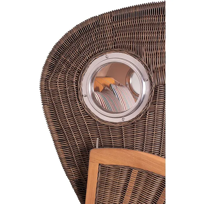 Mr. Deko Strandstuhl Strandkorb Düne Bullauge Teak PE Grey Dessin 586 - 1 Stk., Teakholz. Polyrattan, Rückenlehne verstellbar, PE Grey - Braune Korbstuhllehne mit silbernem Bullaugen-Spiegel, der gestreifte Kissen und eine Holzarmlehne reflektiert.