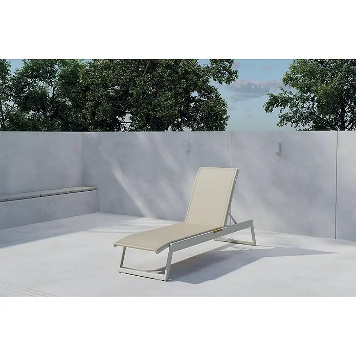 Ebuy24 Gartenliege New Mexico 2er-Set - Beige, Textil - Beigefarbene Outdoor-Liege mit hellgrauem Gestell auf einer modernen Betonterrasse, ideal zum Entspannen.