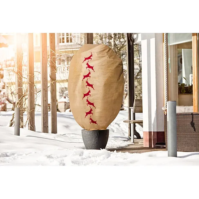 Windhager Winterschutzhaube Protect - L x B: 2 x 1,4 m, Motiv: Hirsch - Beiger Pflanzen-Winterschutzbezug mit roten Hirschmotiven, in dunklem Pflanzgefäß im Schnee, schützt eine Pflanze im Freien.