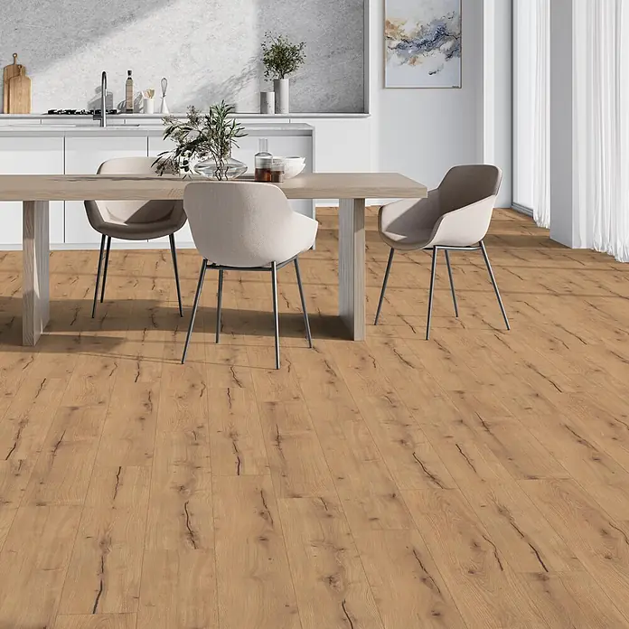 Parador Designboden Modular One - Eiche Trento Rustikal, Landhausdiele, 1.285 x 194 x 8 mm - Heller Holzboden mit dunklen Maserungen in einer modernen Küche und Essbereich.