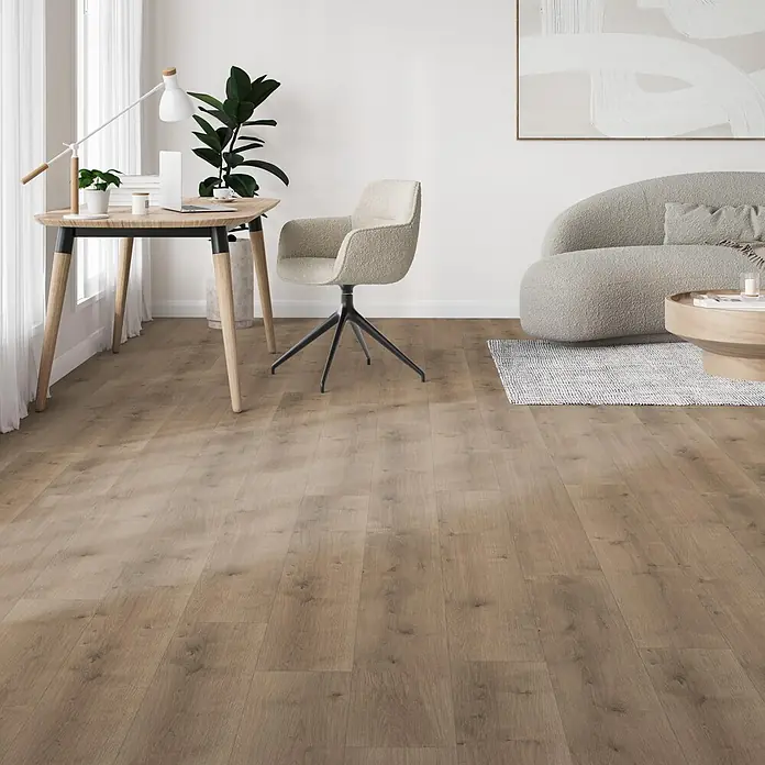 Parador Designboden Modular One - Eiche Como, Landhausdiele, 1.285 x 194 x 8 mm - Holzboden mit natürlichen, hellbraunen Dielen, der einen modernen Wohnraum bedeckt.
