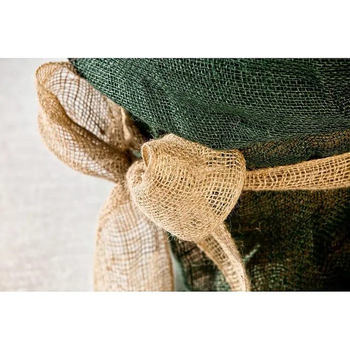 Windhager Gartensack - L x B: 100 x 70 cm, Grün - Nahaufnahme von dunkelgrünem und naturfarbenem Jute-Gewebe, zu einer Schleife gebunden.
