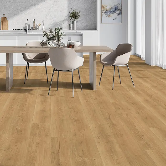 Parador Designboden Modular One - Eiche Parma natur, Schlossdiele, 2.200 x 235 x 8 mm - Hellbrauner Holzboden mit natürlicher Maserung in einer modernen Küche und Essbereich.