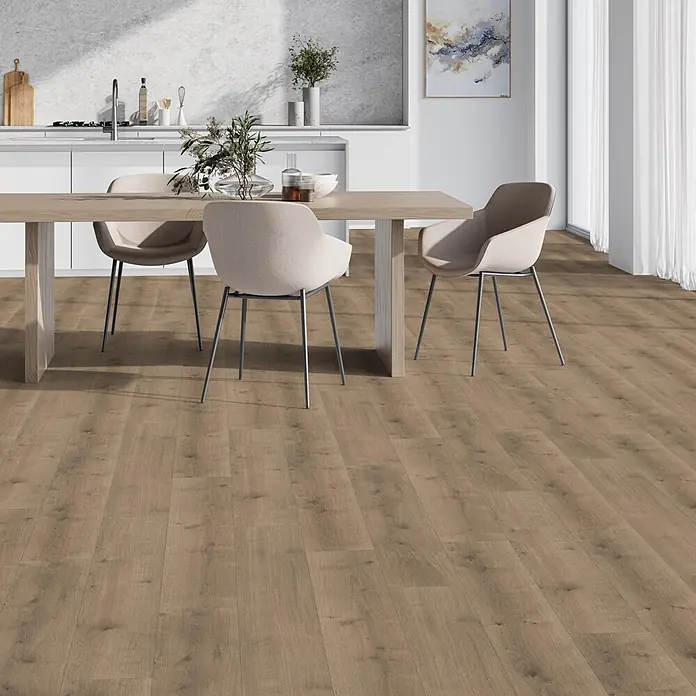 Parador Designboden Modular One - Eiche Como, Landhausdiele, 1.285 x 194 x 8 mm - Hellbrauner Holzimitatboden in einer modernen Küche und Essbereich.