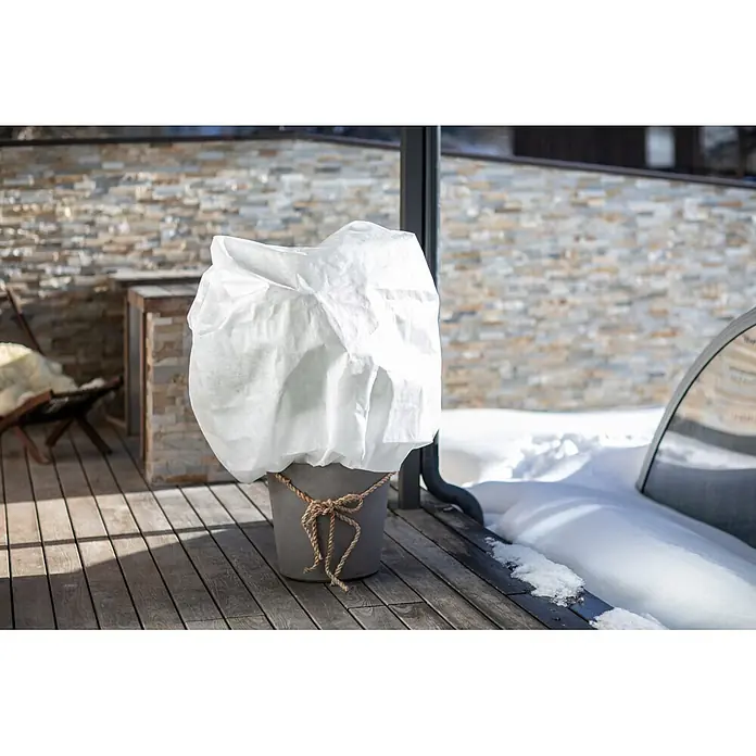 Windhager Winterschutzhaube Protect XL - Vlies, 50 g/m², Durchmesser: 90 cm, L x B: 1,4 x 2 m - Weißer Pflanzenschutzvlies mit Seil an Topf auf Holzterrasse im Schnee, schützt Pflanze im Freien.