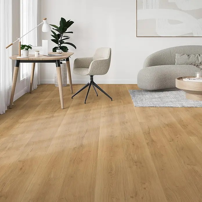 Parador Designboden Modular One - Eiche Parma natur, Schlossdiele, 2.200 x 235 x 8 mm - Hellbraune Holzfußbodenbretter in einem modernen Raum mit Schreibtisch und Sofa, die eine warme Atmosphäre schaffen.