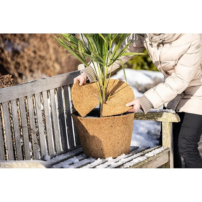 Windhager Winterschutz Kokos-Übertopf - Durchmesser: 45 cm - Brauner Kokosfaser-Topfschutz und Abdeckmatte werden zum Winterschutz einer Topfpflanze angebracht.
