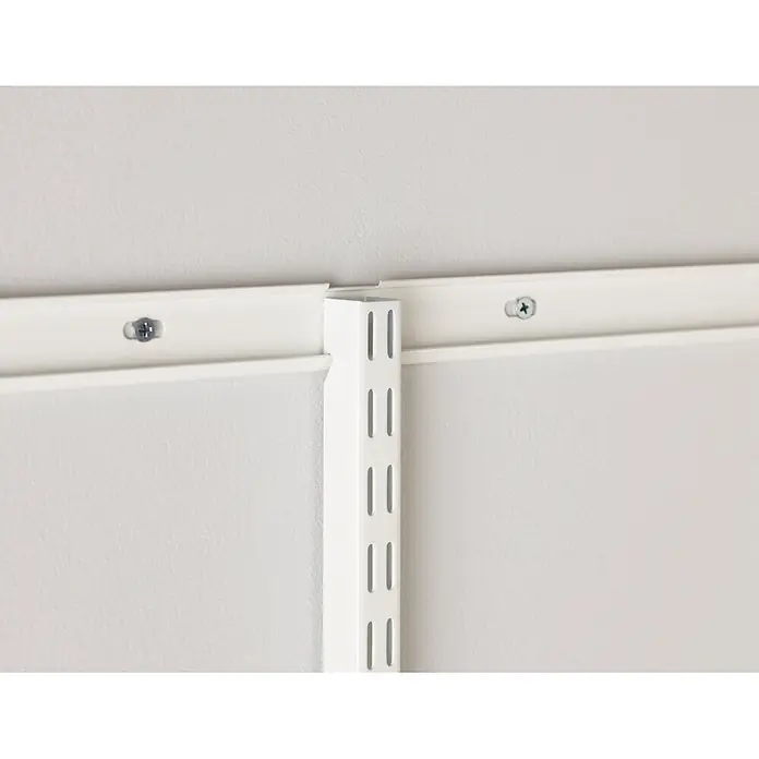 Elfa Classic by Elfa Hängeschiene - Länge: 201 cm, Passend für: Regalsystem Classic by Elfa, Zweilochsystem, Weiß - Weiße Metallkomponenten eines Wandregalsystems. Zwei horizontale Schienen sind an der Wand befestigt, verbunden mit einer vertikalen Säule mit Schlitzen für Regalböden.