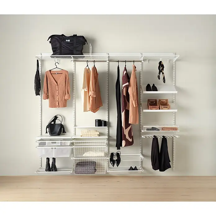 Elfa Classic by Elfa Hängeschiene - Länge: 201 cm, Passend für: Regalsystem Classic by Elfa, Zweilochsystem, Weiß - Weißes modulares Schranksystem mit Regalen, Kleiderstangen und Drahtkörben, gefüllt mit Kleidung, Schuhen und Taschen.
