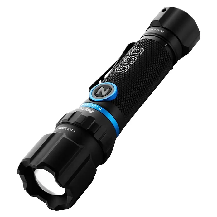 Nebo Tools Linterna Blueline 600 - 13 x 2 x 2 cm, 140 lm - 600 lm, IPX7 - Linterna NEBO negra con detalles azules, empuñadura texturizada, clip metálico y cabezal con zoom 5X.