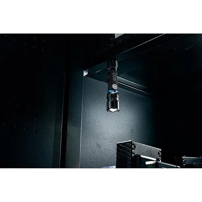 Nebo Tools Linterna Blueline 600 - 13 x 2 x 2 cm, 140 lm - 600 lm, IPX7 - Linterna negra con banda azul, fijada magnéticamente arriba, iluminando el área inferior.