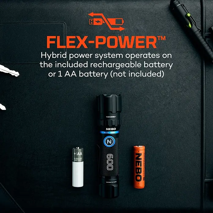 Nebo Tools Linterna Blueline 600 - 13 x 2 x 2 cm, 140 lm - 600 lm, IPX7 - Linterna NEBO negra con su batería recargable naranja y una pila AA blanca, mostrando su capacidad FLEX-POWER de doble fuente.