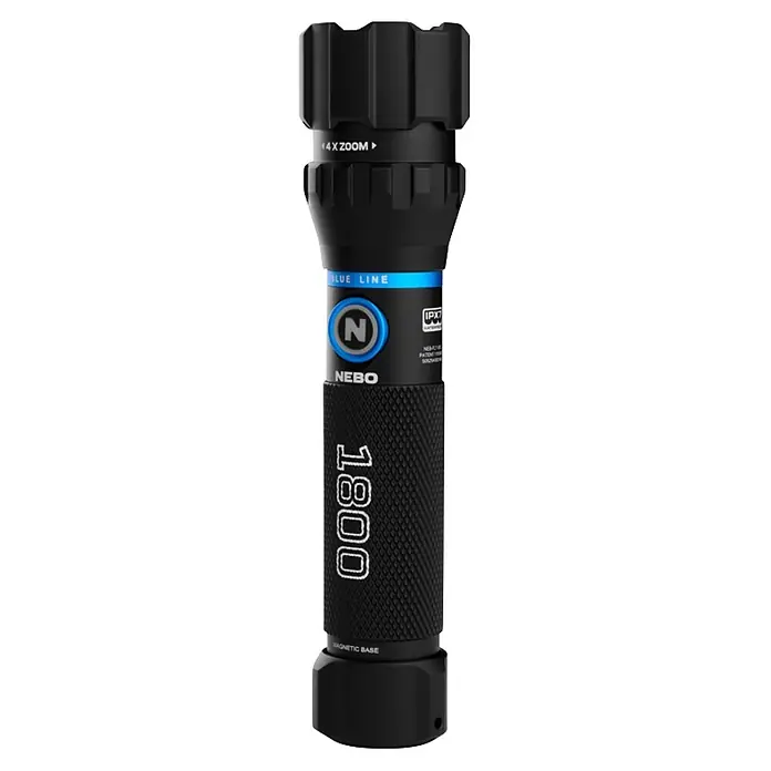 Nebo Tools Linterna Blueline 1800 - 16 x 3 x 3 cm, 180 lm - 1.800 lm, IPX7 - Linterna Nebo negra con agarre moleteado, detalles azules, zoom y base magnética, mostrando '1800' lúmenes y clasificación IPX7.