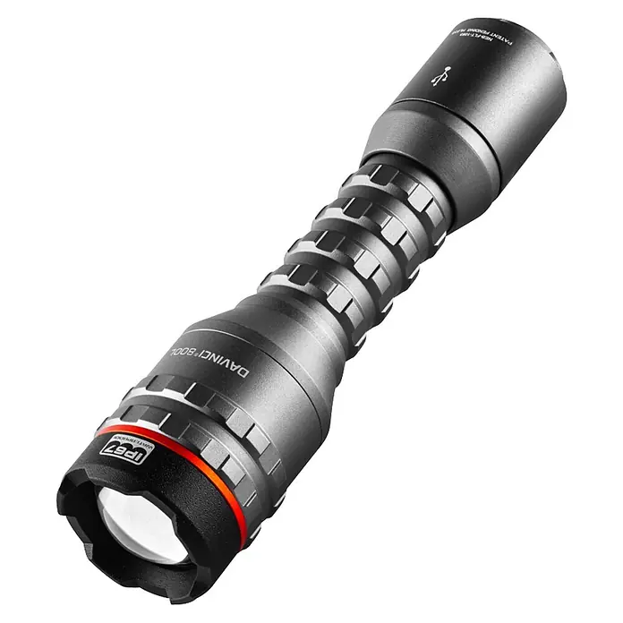 Nebo Tools Linterna Davinci 800 - 15 x 3 x 3 cm, 100 lm - 800 lm, IPX7 - Linterna metálica gris oscuro con agarre texturizado, anillo naranja y símbolo de carga USB.