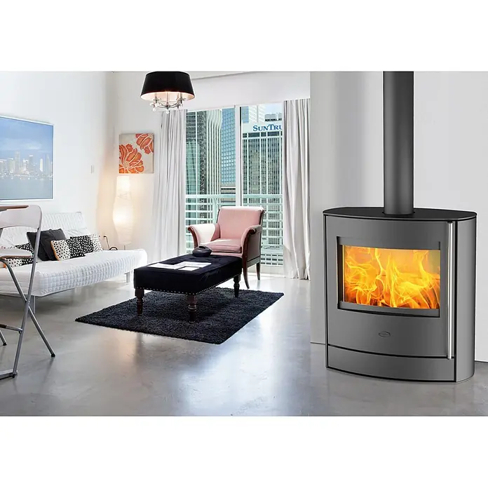 Fireplace Kaminofen Adamis - 3,8 kW - 8,1 kW, Raumheizvermögen: 126 m³, Material Verkleidung: Speckstein, Schwarz - Elegantes Interieur mit einem modernen Kaminofen als zentralem Blickfang, der Wärme und Stil in den Raum bringt.