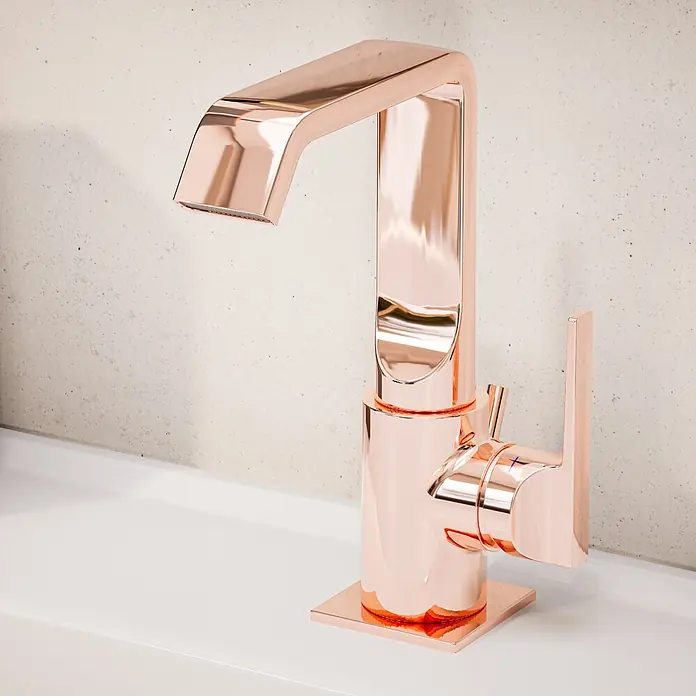 VitrA Suit Waschtischarmatur - Kupfer, Glänzend, Mit Zugstange, Höhe: 20,6 cm - Glänzender, roségoldener Einhebelmischer auf weißer Arbeitsplatte.