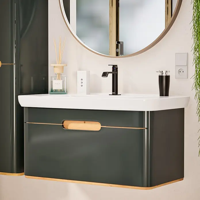 VitrA Suit Waschtischarmatur - Schwarz, Glänzend, Höhe: 19 cm - Moderner dunkelgrauer Badschrank mit integriertem weißen Waschbecken, Holzgriff und schwarzem Wasserhahn, unter einem runden Spiegel.
